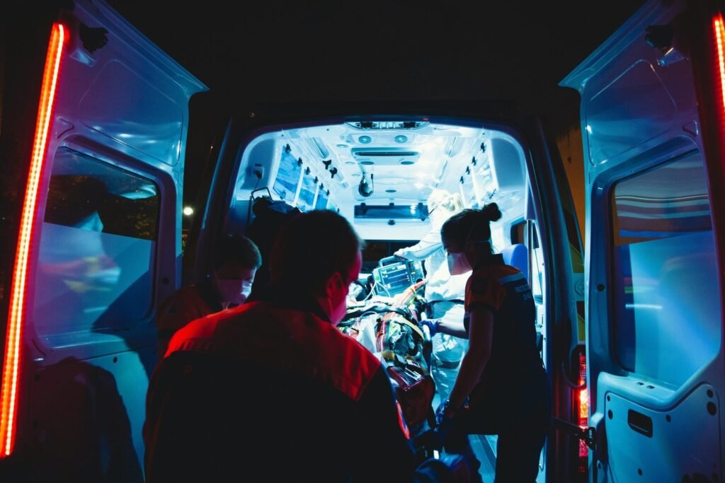 Des secouristes à l’arrière d’une ambulance, de nuit