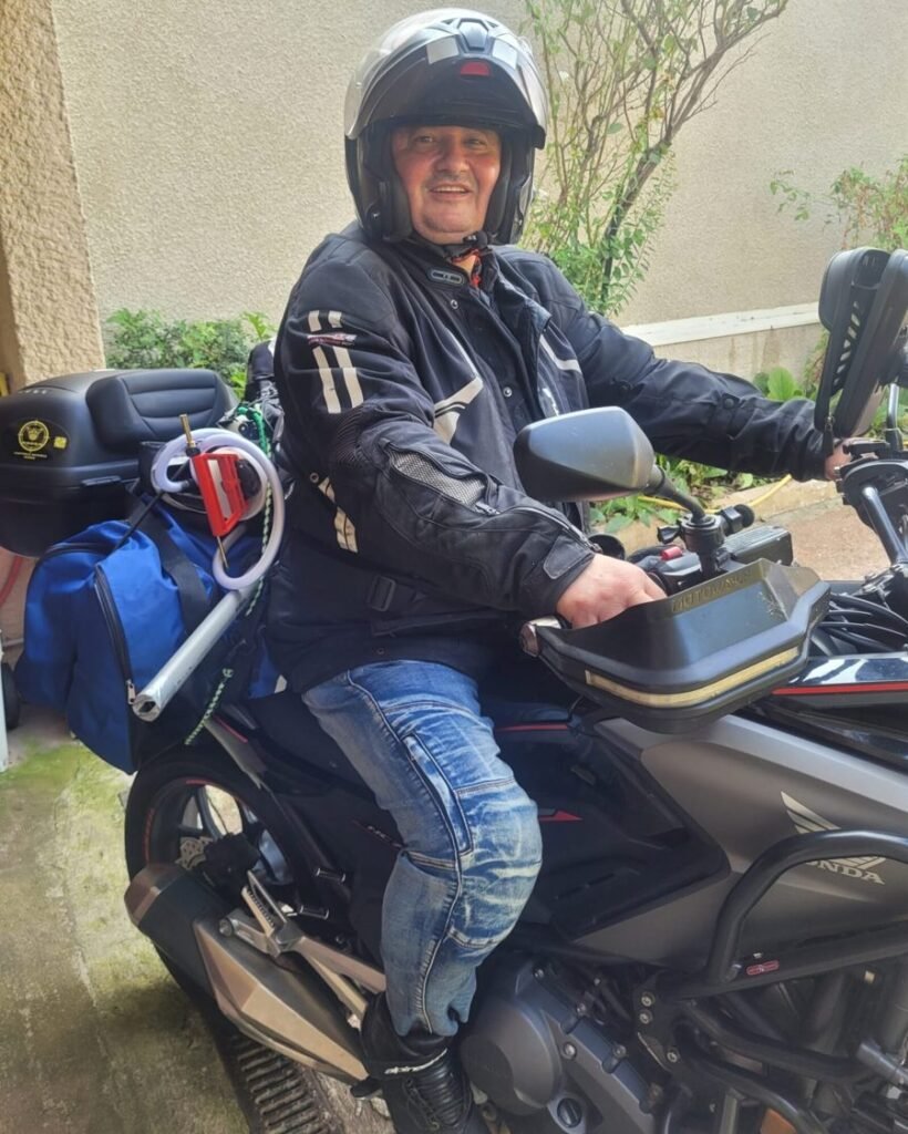 Éric Bessa sur la moto avec laquelle il se rend chez ses clients